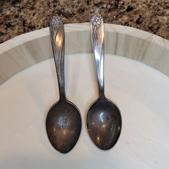 1847 Roger Bros. IS Daffodil Silver Plate Pattern Baby Spoons Antique - Picture 2 of 8